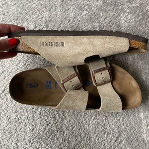 Taupe Birkenstock Arizona sandal. Sz 38 (7-7.5)